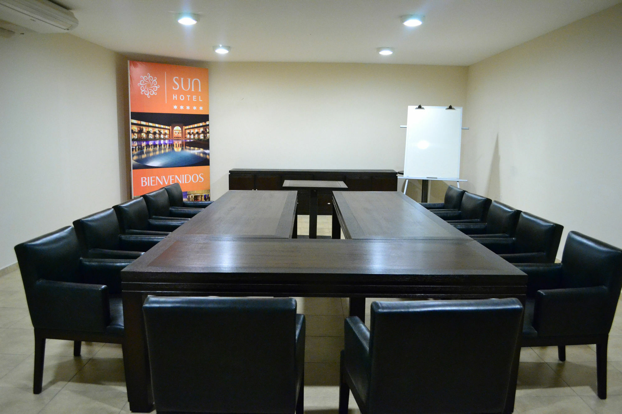 Sun Hotel Warnes エクステリア 写真